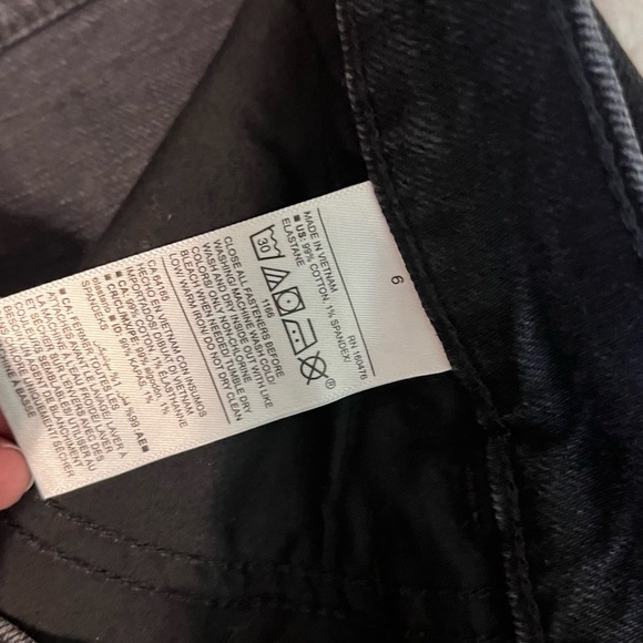 Old Navy Size 6 Black Denim White Daisy Embroidered Cuffed Summer Spring Shorts - Picture 8 of 10